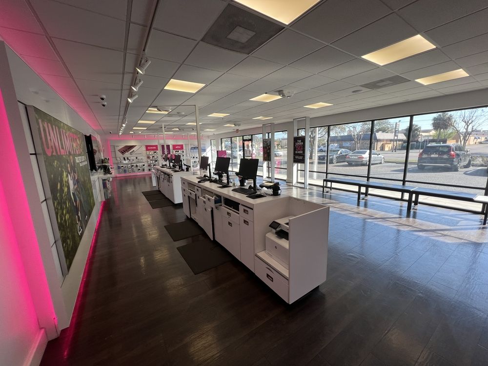 West Tampa / Stadium Retail: 2910 N Himes Ave , Tampa, FL 33607